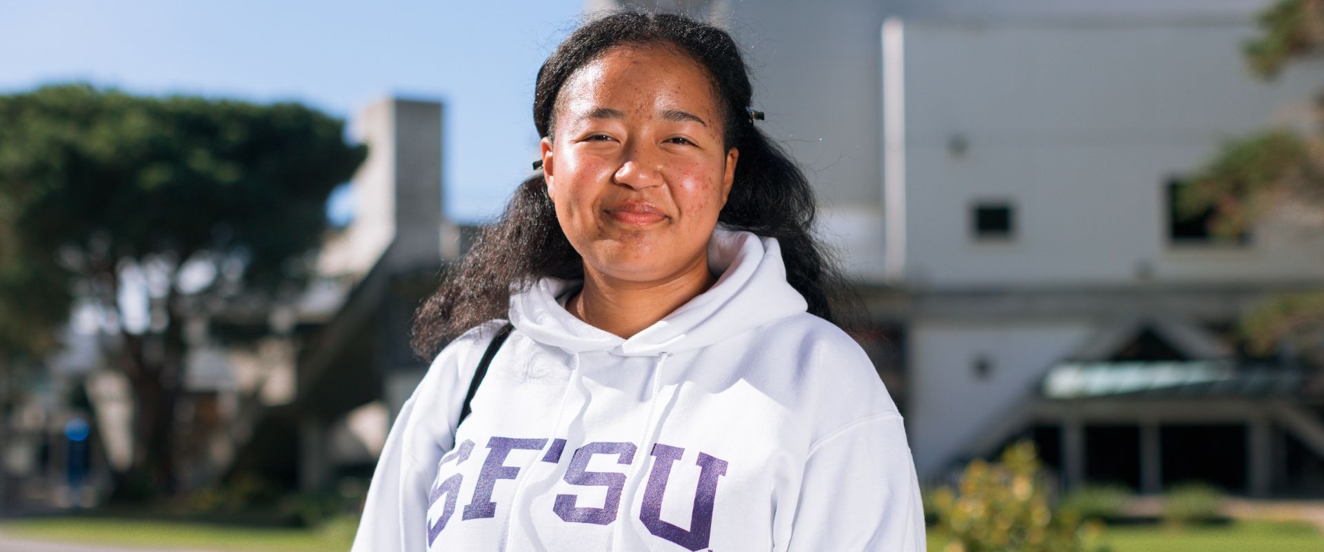 Winter Session student wears an SFSU hoodie on campus